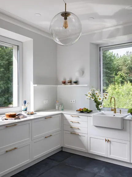 Белый дом у леса и озера