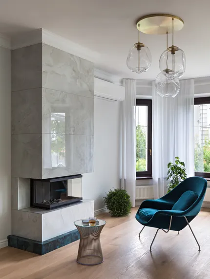 Белый дом у леса и озера