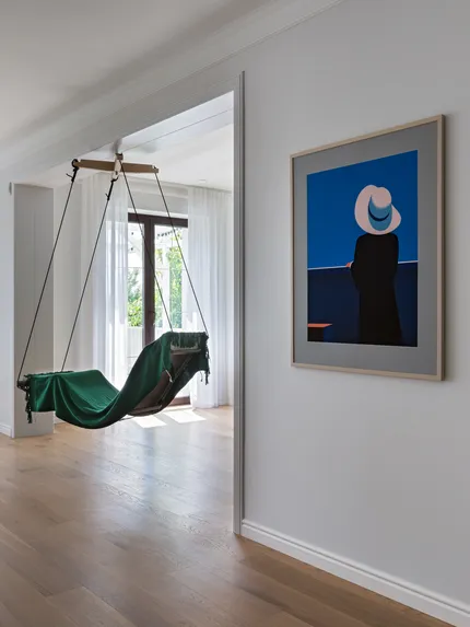 Белый дом у леса и озера