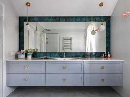 Белый дом у леса и озера