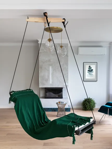 Белый дом у леса и озера