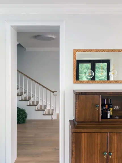 Белый дом у леса и озера