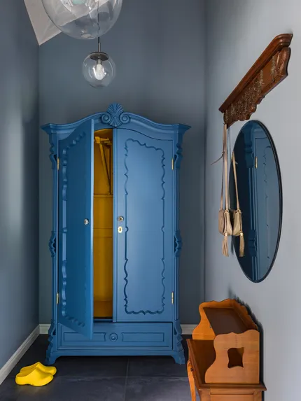 Белый дом у леса и озера