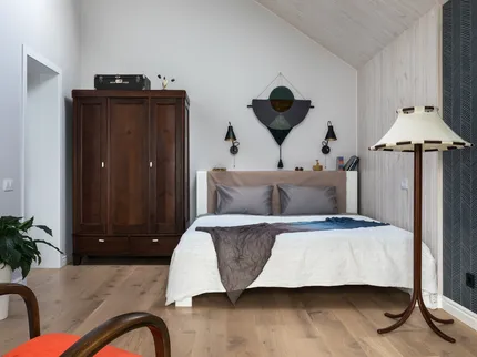 Белый дом у леса и озера