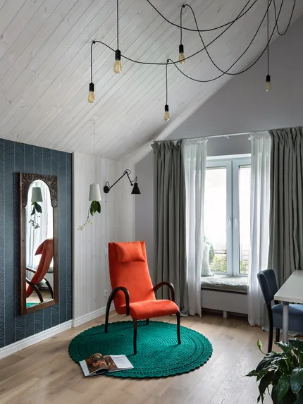 Белый дом у леса и озера