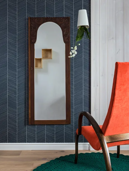 Белый дом у леса и озера