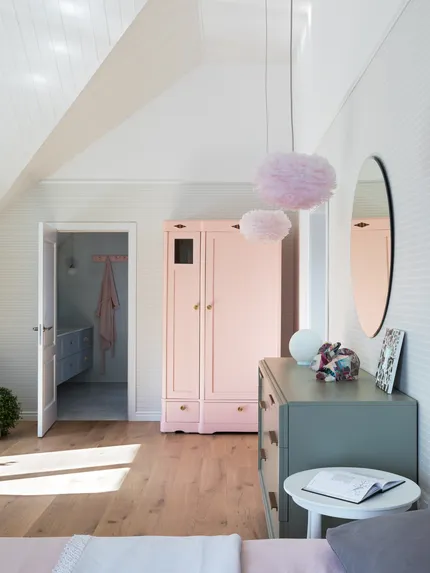 Белый дом у леса и озера