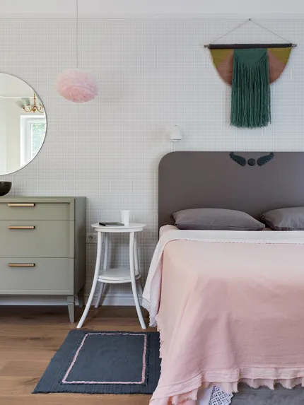 Белый дом у леса и озера