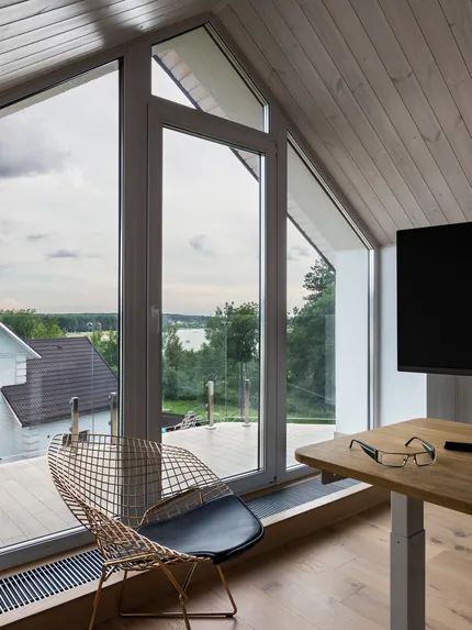 Белый дом у леса и озера