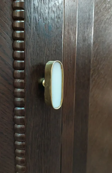 Белый дом у леса и озера