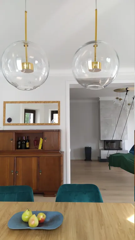 Белый дом у леса и озера