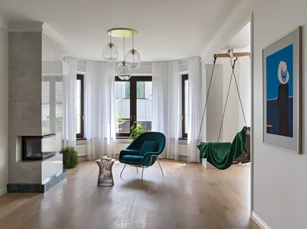 Белый дом у леса и озера