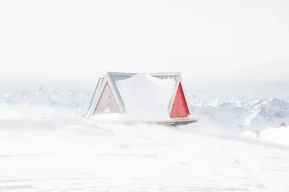 Горное убежище в виде палатки