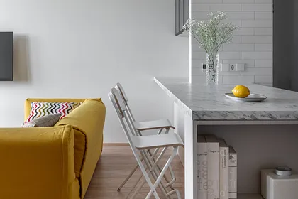 Интерьер с выразительными акцентами для молодой пары