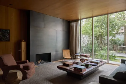 Облицованный сталью камин в таунхаусе